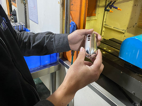 维多利亚老品牌vic119五轴加工厂家为某企业提供无线话筒外壳案例